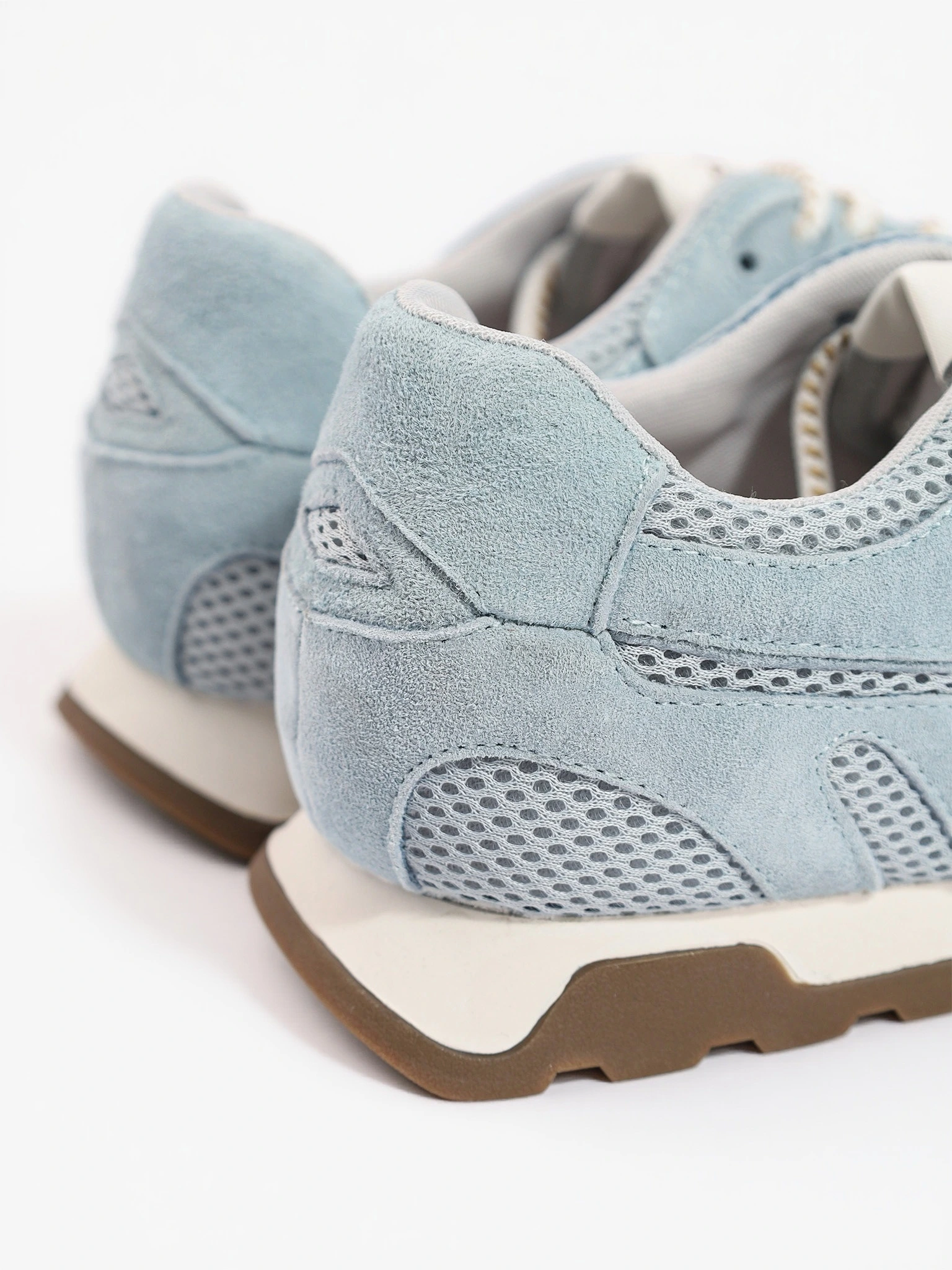 Кроссовки комбинированные голубого цвета на низкой подошве